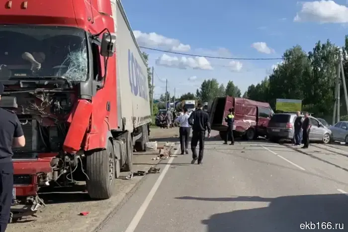 Two people died near Yekaterinburg as a result of a traffic accident involving a "Gazelle" and a truck.