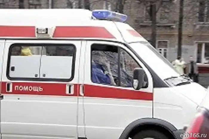 Труп человека обнаружили под окнами жилого здания на Широкой Речке.