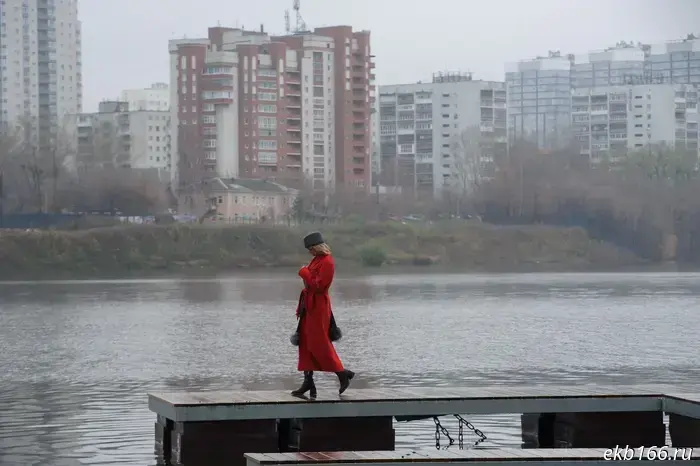 In the center of Yekaterinburg, girls suddenly turned a pier into a runway.