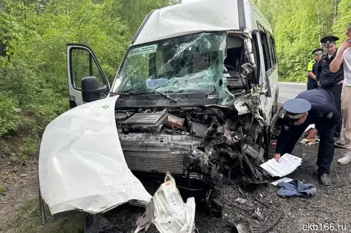 Minibus "Nizhny Tagil - Yekaterinburg" with passengers was involved in an accident on the highway (PHOTO)