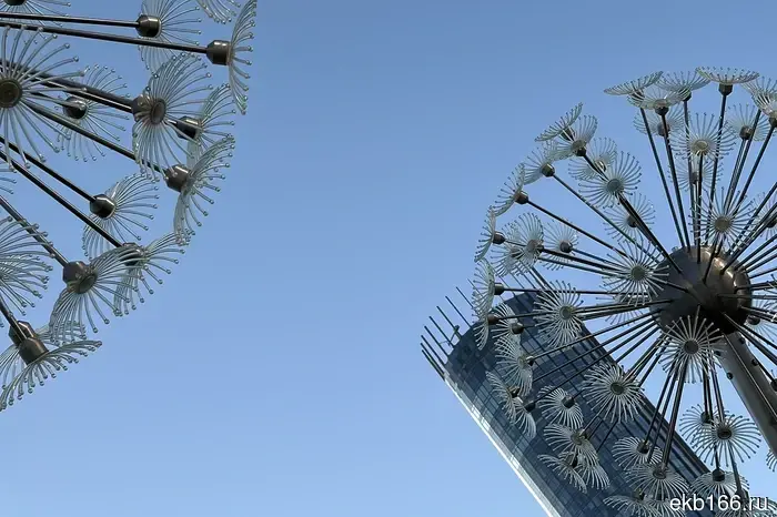 A new park with giant dandelions has appeared in Yekaterinburg.
