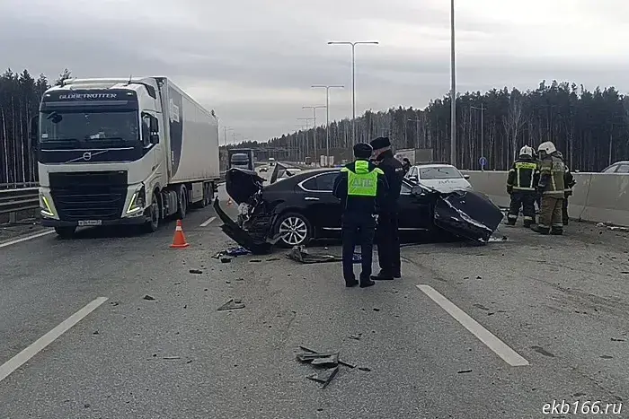 Водитель Lexus скончался на ЕКАД, врезавшись в защитное ограждение.