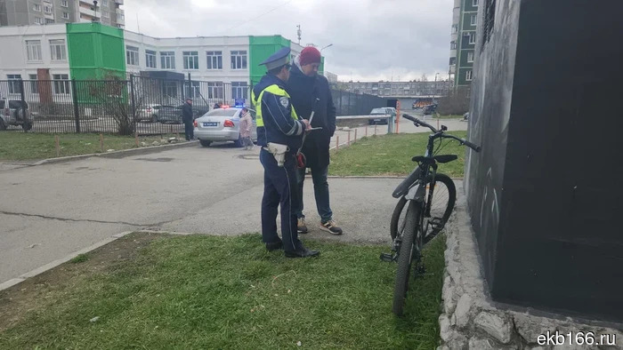 В Екатеринбурге водитель «Ленд Крузера» наехал на ребенка, который ехал на велосипеде, при заезде во двор (ФОТО).