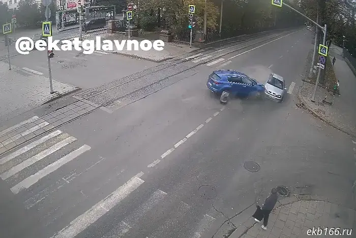 Two cars collided in front of a VIP motorcade in central Yekaterinburg.