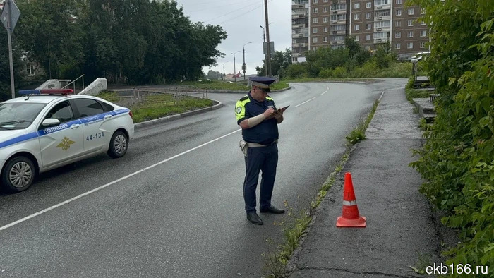 A drunk driver who hit a pedestrian on the sidewalk was detained in Pervouralsk (PHOTO)