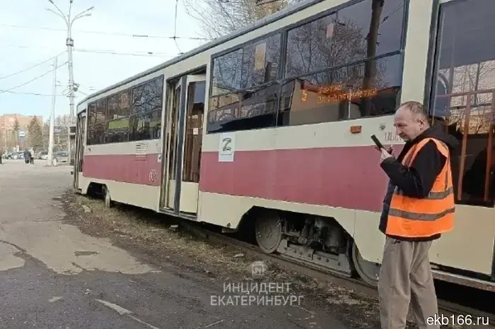 On the 1st Five-Year Plan Square, the tram derailed.