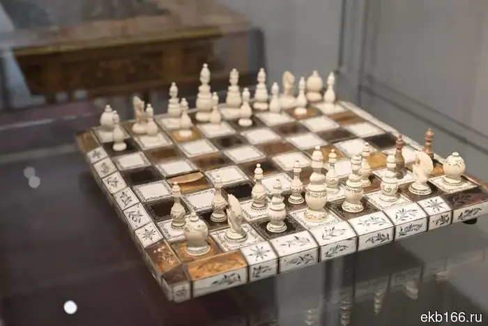 К вещам Екатерины доставил Михаил Пиотровский, директор Государственного Эрмитажа, который прибыл в Екатеринбург.