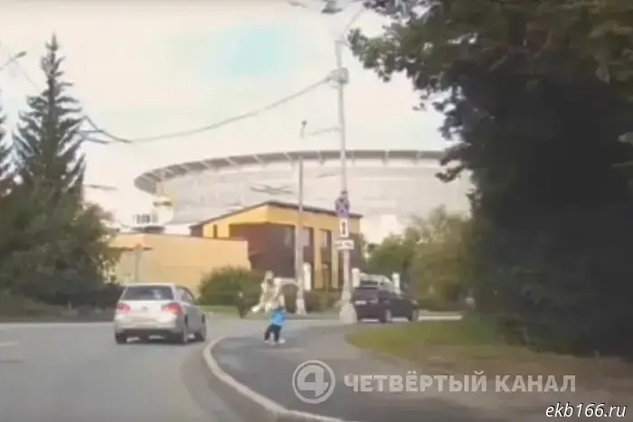 A woman from Yekaterinburg roughly threw a child in the middle of the street.