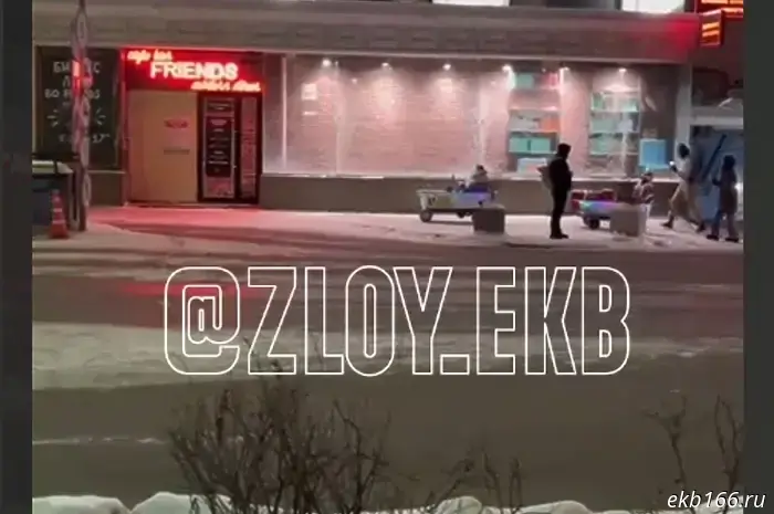 Father Frosts rode through the center of Yekaterinburg in bathtubs.