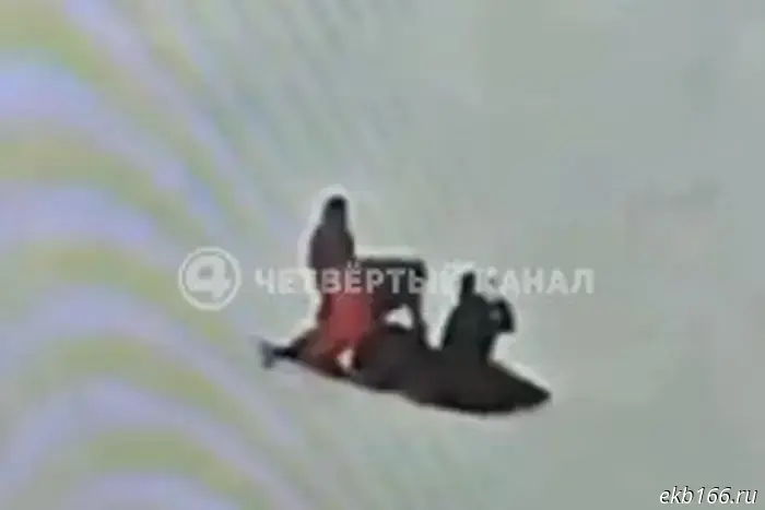 В Екатеринбурге соседка ударила годовалую девочку из-за ненависти к ее отцу.