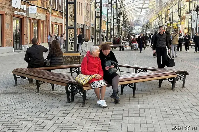 В Екатеринбурге было предложено снять лавочки с Вайнера, но сохранить медиаэкран.