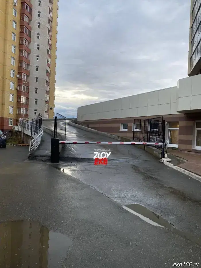 «Скорая помощь» не смогла добраться до места падения подростка в Екатеринбурге из-за шлагбаума.