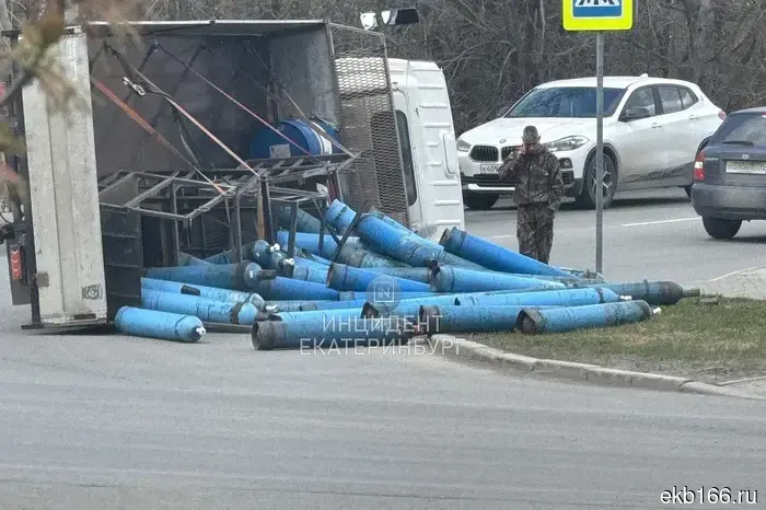 A car with gas cylinders overturned in Uktus.