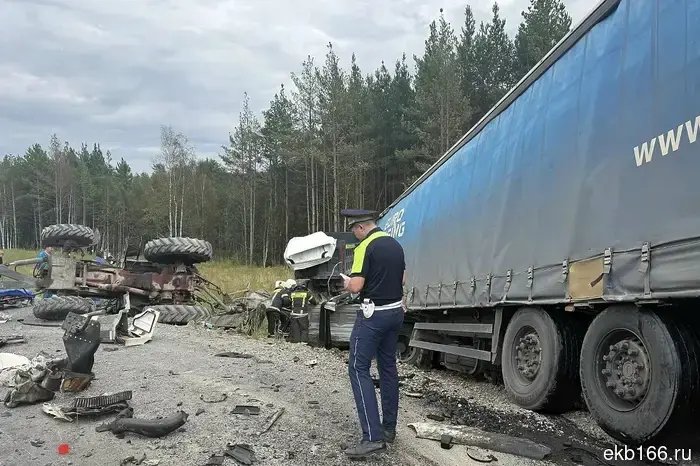 Водитель грузовика маркетплейса скончался в результате аварии с дорожной техникой под Екатеринбургом (ФОТО)