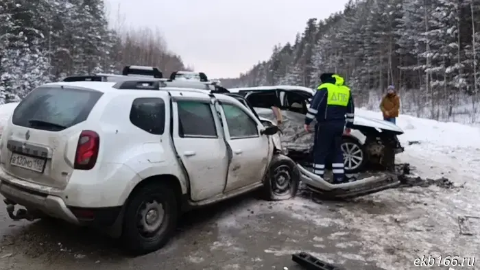 Три человека, среди которых 81-летняя женщина, получили травмы в аварии на Серовском тракте.