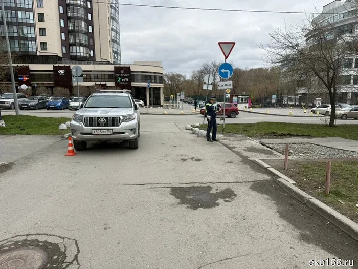 В Екатеринбурге водитель «Ленд Крузера» наехал на ребенка, который ехал на велосипеде, при заезде во двор (ФОТО).