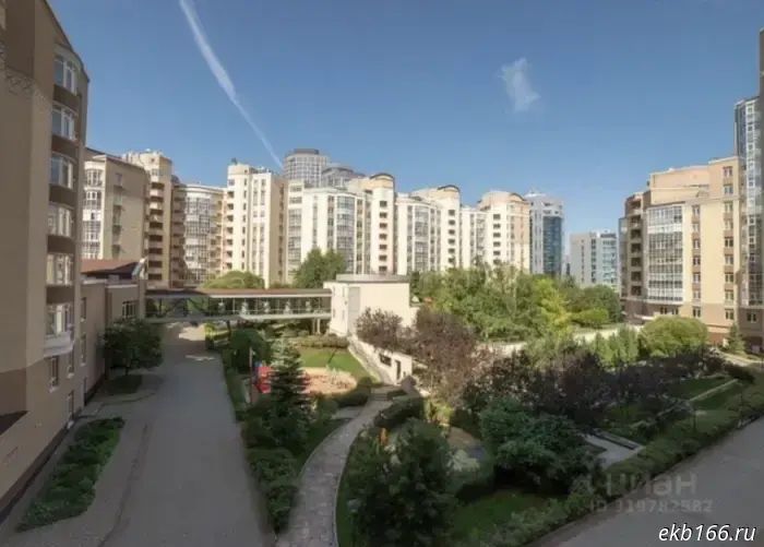 В Екатеринбурге владелец черной иномарки напал на подростка, его маму и бабушку. Инцидент произошел на улице Бебеля, 156, после того как парень прикоснулся пальцем к багажнику машины. 

На видео с домофона видно, как подросток подходит к автомобилю и протягивает к нему руку. Хозяин выходит из машины и интересуется, зачем он трогает машину. В защиту подростка вступает его бабушка, а сам парень уходит в салон автомобиля. Она начинает утверждать, что к автомобилю не прикасались. 

Тем не менее, вскоре владелец иномарки возвращается и указывает на отпечаток пальца на кузове. Он вытаскивает подростка из машины, между ними начинаются взаимные оскорбления, которые перерастают в драку. 

Владелец иномарки, к которой прикоснулись, отталкивает бабушку. Подросток распыляет ему в лицо перцовый баллончик, после чего тот набрасывается на него, сбивает на землю, пинает и наносит удары кулаками, сообщает E1.RU. 

В пресс-группе УМВД Екатеринбурга заявили, что проводится проверка по данному инциденту. Ранее на Вторчермете подростка ошибочно приняли за зацепера и сломали ему челюсть.