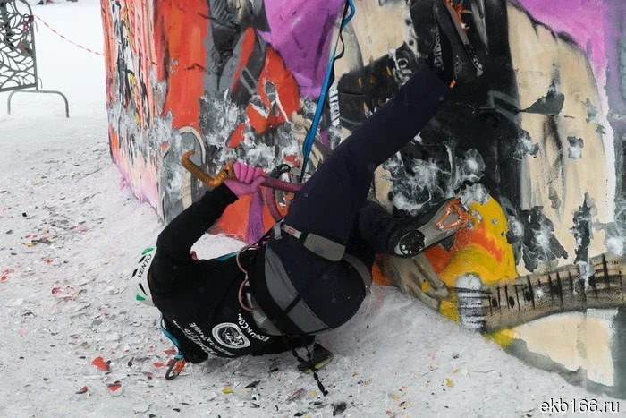 «Они снова лезут!» В Екатеринбурге проходит последний штурм ледяного городка (ФОТО)