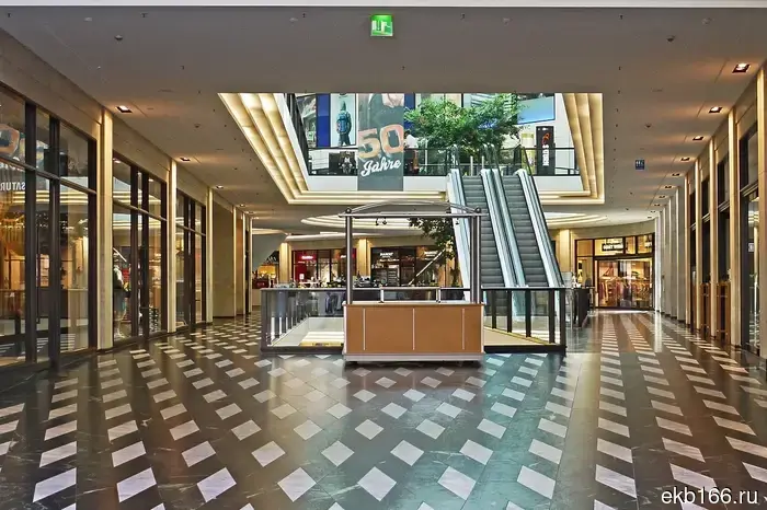 В торговом центре Екатеринбурга происходит массовое закрытие магазинов.