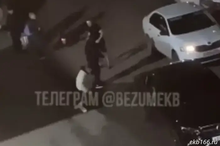 На Сортировке хозяин легкового автомобиля избил молодого человека и его бабушку.