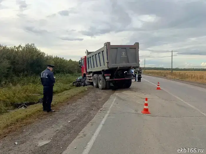 Три человека погибли в легковом автомобиле в результате аварии с грузовиком под Богдановичем.
