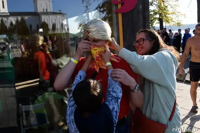 An unexpected procession took place in a Sverdlovsk city, in which hundreds of people took part.