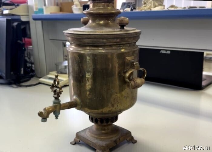 A departing passenger from Koltsovo was not allowed to take a unique samovar to Baku (PHOTO)