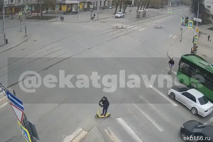В Екатеринбурге нетрезвые самокатчики совершили ДТП, проскочив на «красный» свет.