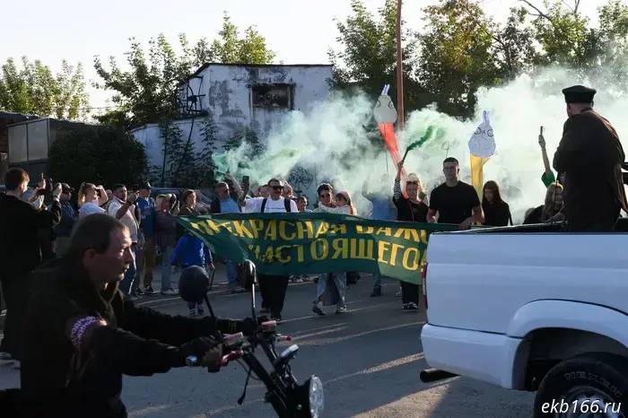 В Свердловском городе состоялось неожиданное шествие, в котором участвовали сотни людей.