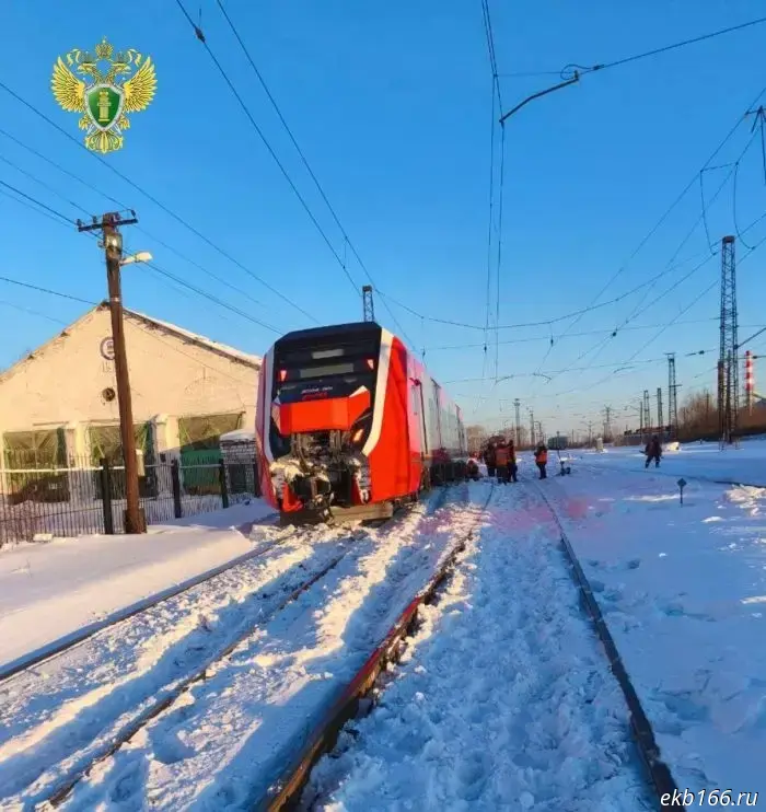 Электричка, отправившаяся из Екатеринбурга, сошла с рельсов в городе Серов.