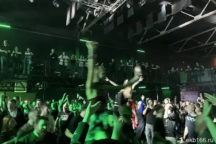 В Екатеринбурге за день до события был отменён концерт известной группы.