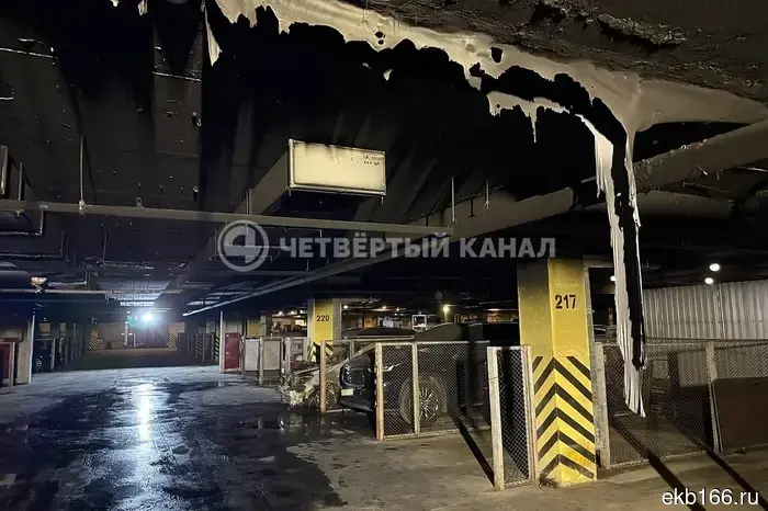 В подземном парке Екатеринбурга мужчина пытался спасти горящий автомобиль, используя только голые руки.
