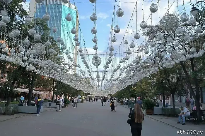They will thin out the light canopy on Chelyabinsk's main pedestrian street.