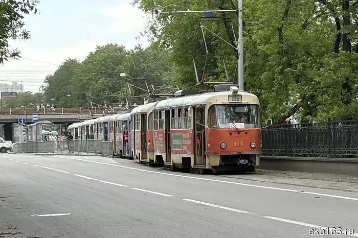 In Yekaterinburg, a man who missed the tram shoved his umbrella into the closing door (PHOTO)