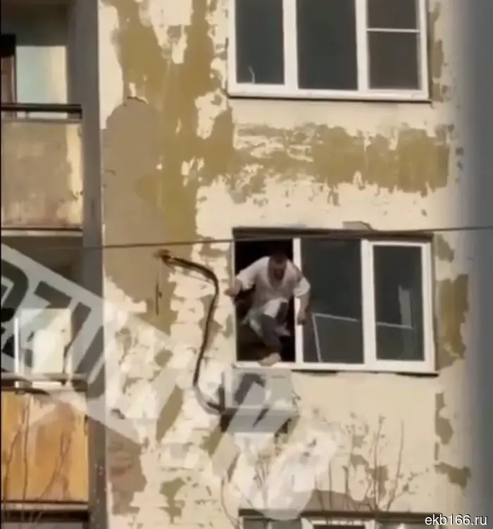 На Эльмаше мужчине в белом помешали выпрыгнуть из окна с большой высоты.
