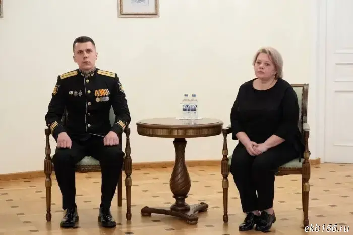 Governor Pasler presented the Hero of Russia's "Gold Star" to the son of the fallen officer.