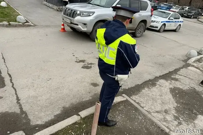 В Екатеринбурге водитель «Ленд Крузера» наехал на ребенка, который ехал на велосипеде, при заезде во двор (ФОТО).