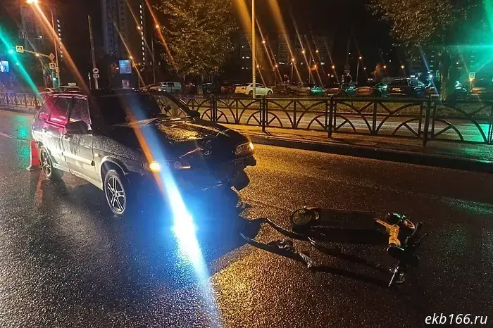 In Yekaterinburg, a Lada hit a 15-year-old violator on a rental electric scooter.