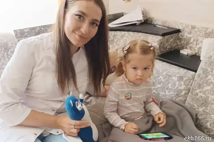 A woman with a small child was urgently brought to Yekaterinburg.
