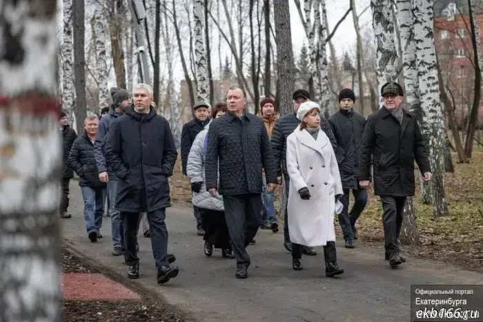 Мэру Екатеринбурга продемонстрировали процесс благоустройства парка, за который отдали голоса жители.