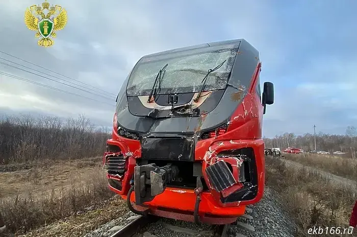 The train "Orlan" on the Yekaterinburg–Chelyabinsk service collided with a garbage truck.