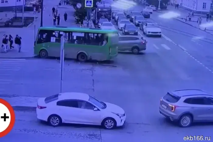 В Екатеринбурге автобус врезался в группу пешеходов. Четыре человека погибли.