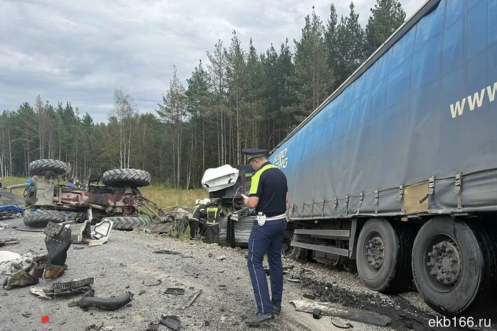 Водитель грузовика маркетплейса скончался в результате аварии с дорожной техникой под Екатеринбургом (ФОТО)