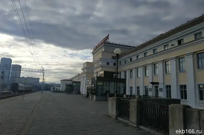 Подростка-зацепера, который забрался между вагонами, сняли с поезда «Ревда — Екатеринбург».