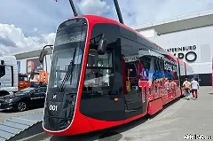 A new tram derailed in Yekaterinburg.