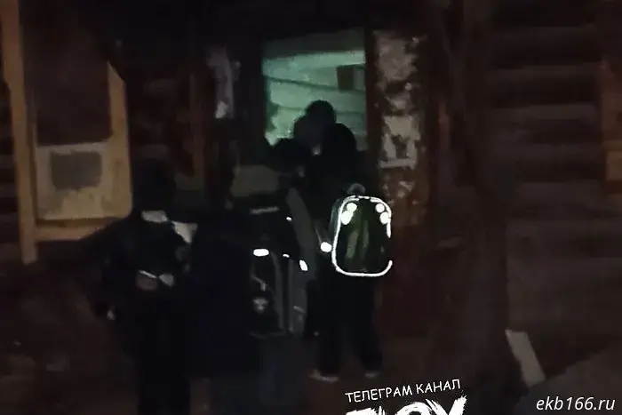 Жители Екатеринбурга разработали необычный метод, чтобы отвратить детей от «заброшенного» здания.