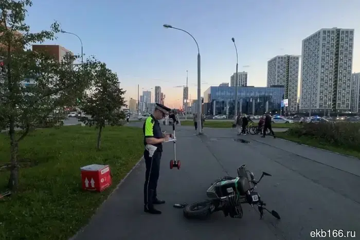 In Yekaterinburg, a courier on an electric bicycle hit a 12-year-old girl.