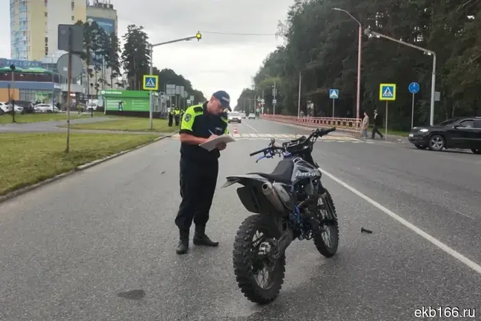 In Zarechny, an 18-year-old pit bike rider hit a woman at a pedestrian crossing.