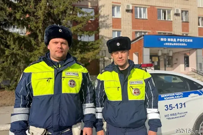 Сотрудники ГИБДД Свердловской области оказали помощь в спасении жизни ребёнка.