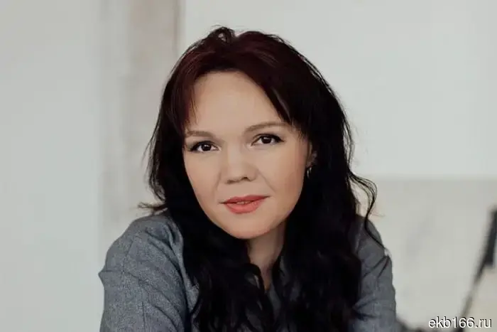 The writer of detective stories about the Russian Empire and the author of a bestselling horror novel are heading to the "Red Line."